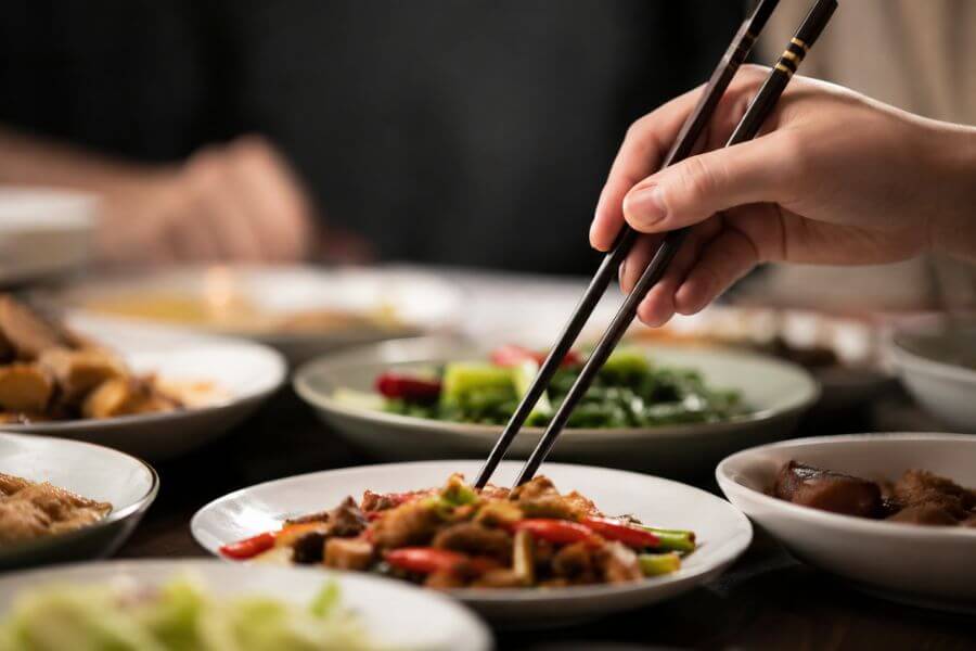 10 Biggest Etiquette Mistakes Foreigners Make at a Chinese Dinner Table toptencn